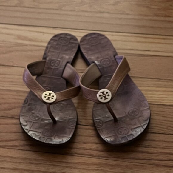 TORY BURCH tan embossed logo THORA flats sandals, 9 - Picture 1 of 1